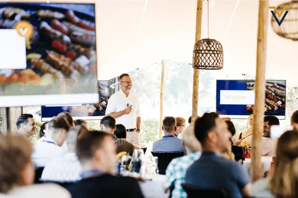 Dennis van Vrijheidvastgoed presenteert op een event